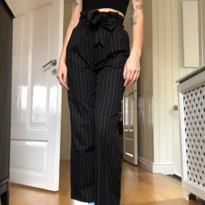 Monki knytbyxor  - Kritstrecksrandiga knytbyxor från Monki. Det står storlek 32 EU men dem passar mig perfekt som vanligtvis har S. Är 175 cm och de når mig precis till anklarna 