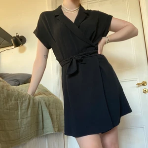 Svart klänning monki - En fin sparsamt använd svart klänning från Monki! Storleken är S men bandet i midjan gör det möjligt att anpassa både passform och hur tajt den sitter beroende på hur du knyter