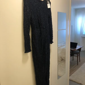 Paljettklänning Nelly Eve - Helt oanvänd storlek 36 marinblå. Köpt för ca 650 kr. 