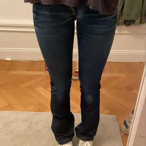 Bootcut-jeans XS - Snygga mörkblå bootcutjeans från crocker (W25 L33), passar även W26 och storlek xs, (jag är 167 cm). Bra skick men med slitningar längs ner och på ena bakfickan (kan skicka bilder privat).