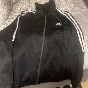 Zip tröja  - Säljer min adidas zip hoodie då jag inte använder den längre, den är super skön och är i storlek L men den passar M och S också beror på hur man vill att den ska sitta 