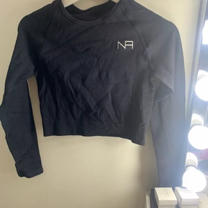 Gym/tränings topp - Jättefin tröja med bra passform som jag skulle använt till gymmet, men eftersom jag slutade har den aldrig kommit till användning dvs endast provad! 🦋✨den är i storlek m men passar jättebra för mig som brukar bära s!🤍 pris - 110+fraktkostnaden!💓 