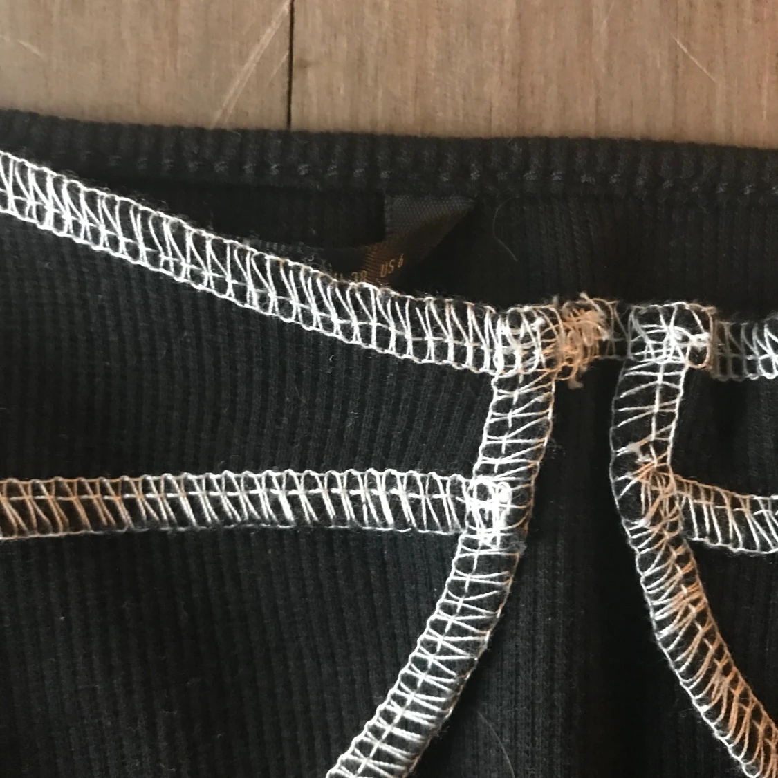 Svart linne med vita sömmar  - 90