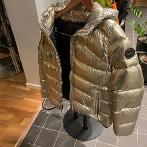 Slutsåld colmar jacka - Säljer den här sparsamt använda jackan,storlek s sitter perfekt på. Ser ny ut,inköpt för 5800kr mitt pris 2600kr. Den är slutsåld på alla hemsidor så perfekt om man vill ha en jacka som ingen annan har. Kan tänka mig att gå ner i pris