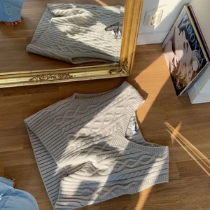 Zara väst - En stickad väst från zara som säljs då jag inte använder nu under vintern. Nypris: 299kr. 💕