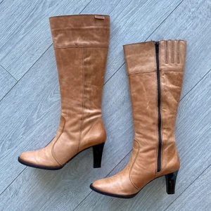 Boots  - Säljer ett par boots i strl 37. Superfint second hand skick och bekväma att gå i! Köpare står för frakt🤎