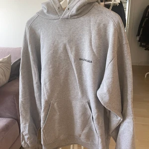 Balenciaga oversizedhoodie  - Äkta balenciagahoodie i herrmodell, strl XS, men är som en Medium för dam. Använd ett fåtal gånger. Nypris 7300kr