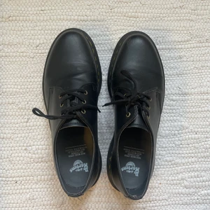 Dr Martens stl 40  - Dr Martens, dam, storlek 40. Säljer dem för att jag inte använder dem, har använt dem 10 gånger kanske. Kan träffas i Malmö, Trelleborg och i närheten, eller skicka dem via post :) 