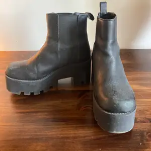 Platåboots i äkta skinn från Windsorsmith. Bra skick i storlek 38. Plåthöjd bak: 7,5 cm, platåhöjd fram: 5cm