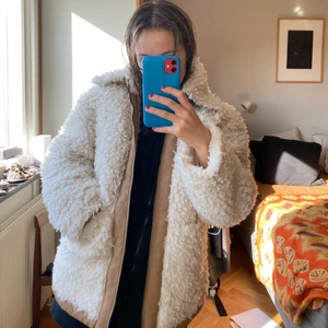 Pile jacka / teddyjacka - Pilejacka/teddyjacka i nyskick, endast använt ca 2-3ggr! Säljer pga behöver göra mig av med kläder för att få mer plats. ❤️ Riktigt mysig och i strl 34 från & Other Stories.  Kostar ca 1300kr på nypris 🥰❤️ pris kan diskureras!