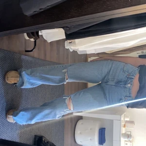 Zara jeans - Nya jeans från zara,  jag är 170 och dem är lite långa på mig. Men man kan alltid sy upp dem om man vill🤩