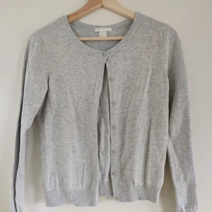 Söta koftor - Dessa tre söta koftor från H&M säljer jag för 30 kronor styck. Alternativt kan du få alla tre för 60 kronor. De passar till allt och är sköna under hösten 🍁🍂