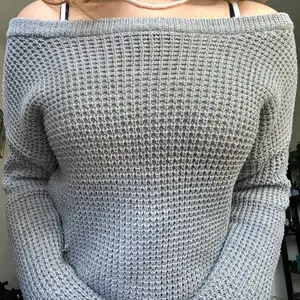 fin ljusgrå off-shoulder tröja