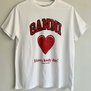 Ganni tshirt XS -tee, tröja, topp, tryck - T-shirt fr. Ganni med tryck. Storlek XS men oversize så passar även S upp till M beroende på hur man vill ha passformen. Slutsåld! 100% ekologisk bomull.  Köptes i våras, använd två gånger därav väldigt bra skick. Nypris 845kr. 