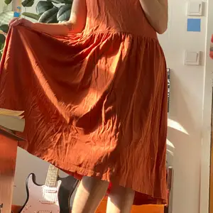Orange klänning som går över knäna. Väldigt bohemisk, mysig och lätt. 