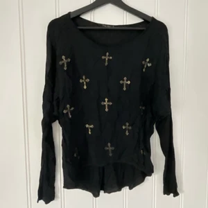 Så snygg tröja m guldkors från SuDar 😍 - Snygg tunnare tröja / topp från SuDar! Står ingen storlek i men passar bra på 36-38! (Säkert mindre också beroende lite på hur man vill den ska sitta) jättesnygg med tajta ärmar ❤️