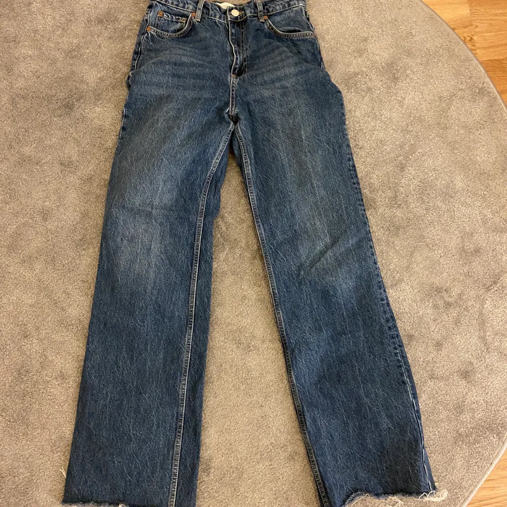 Zara jeans i modellen ’90s full length’. Högmidjade och långa i benen. Fint skick!. Jeans & Byxor.