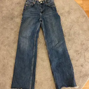 Zara jeans i modellen ’90s full length’. Högmidjade och långa i benen. Fint skick!