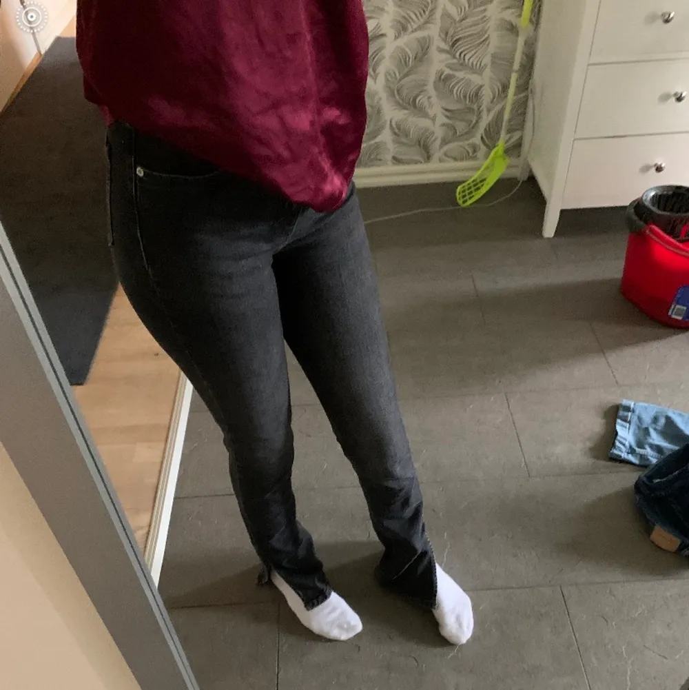 Ett par mörk grå jeans från zara strl 38 använd någon gång men är som nya.. Jeans & Byxor.