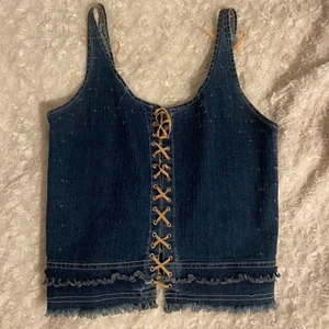 Jeans topp med snörning 🍒 - Så fin topp , bra skick!! Står ingen storlek men skulle säga S🍓