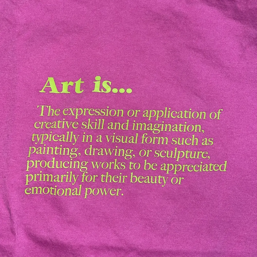 Definitionen av ”art” beskriven med neon grön text. Använd men gott skick. T-shirts.