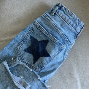 Stjärn jeans  - Säljer nu mina superfina jeans med stjärnor på bakfickorna💓 kommer tyvärr inte längre till användning, strl.36 men passar lika bra på 38. Köpare står för frakt (full length modell från zara) jag är 1,60 och går över fötterna på mig