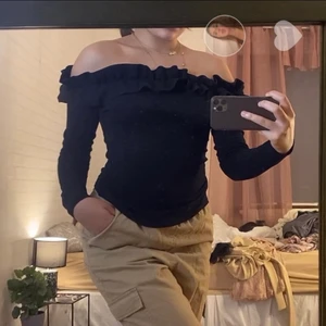 Lång ärmad tröja! - Säljer denna tröja åt min syster då den ej kommer till mer användning, Den är från nelly i storlek S, super bra skick. Köparen står för frakten.