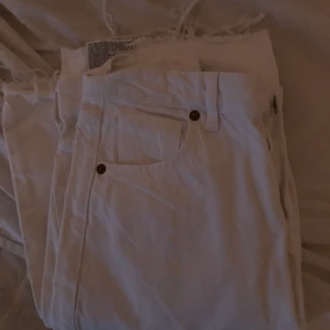 Vita zara jeans  - Vita zara jeans i storlek s, köpte dom i somras men han aldrig kommit till användning. Helt nya!💕