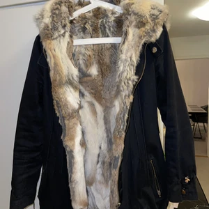 Jacka - En jätte fin pälsjacka som är svart fodrad och päls fodrat inuti. Äkta päls i jackan, den är i jätte fint skick strl 34/36 köptes för 3500kr  