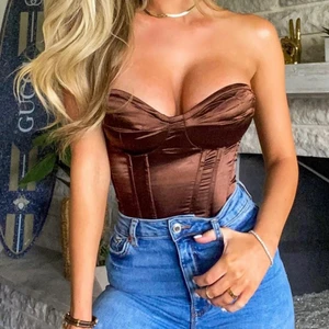 Brun corset  - Fint skick använd 1 gång, köparen står för frakten (inte mina bilder)