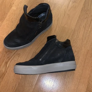 skor med kilklack - Nypris 1200 kr!! Använda två gånger, inbyggd klack på kanske 1,5-2 cm över sulan. Lite glittrigt mocka/skinnmaterial. Skitsnygga o funkar för varje årstid, säljer då jag har liknande. Storlek 36 men hade sagt att de passar 37 också, passar mig som har 37,5 och smala fötter. Sulorna ska vara lite gråa❤️‍🔥❤️‍🔥🕺Frakt tillkommer, priset kan diskuteras :)