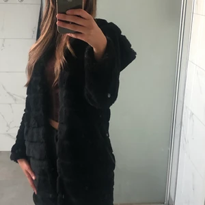 Pälsjacka -  knappt använd//// frakten står man för själv!