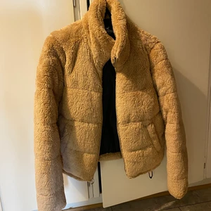 Hollister puffer collection ny - Storlek xs. Den är jätte varm och är lika fin som när jag köpte den. Använd några gånger så det är inget fel på den. Glömt hur mycket jag köpte den för men det var inte mindre än en tusen lapp :) 