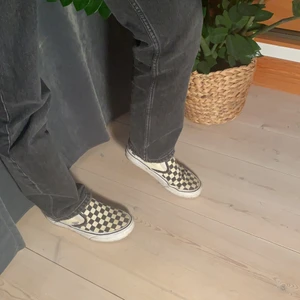 Checkerboard classic slip-on shoes  - Super coola rutiga Vans, använda några gånger men inga defekter! Säljer då de tyvärr inte längre kommer till användning. Strl 37 men passar mig som vanligtvis har strl 38😊 Nypris: 699kr. Skriv till mig privat om ni vill se fler bilder😋💛 Lådan tillkommer ej! 