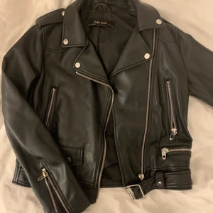 Skinnjacka - Såå snygg svart skinnjacka från zara, säljer pågrund av att jag har en liknande. Köpt för 550kr i London. I storlek M, (jag har vanligtvis S). Slitningar i nacken (se bild 3), men inget som syns när man har den på sig!💗