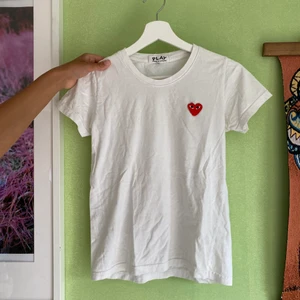 Comme des Garcon  - Super sød Commes des Garcon t-shirt. 