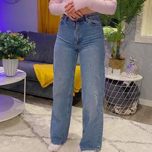 Säljer mina vida jeans i storlek 25 från monki köptes i vintras,  säljer för 200kr. Superfina och sparsamt använda.