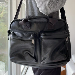 Eastpak Axelväska - Axelväska från Eastpak i fuskläder. Köpt för ett år sedan och i bra skick. Den har ett mysigt datorfack också, perfekt för den som pluggar :^)