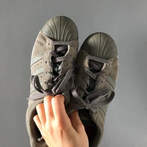 Adidas sneakers - Säljer mina väl använda mörkgröna sneakers från Adidas. Nypris: 999kr