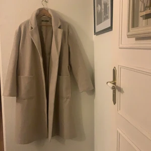 Kappa - Superfin och mysig beige kappa. Använd ett fåtal gånger, nästan som ny💖(priset är exklusive frakt). Kontakta för fler bilder😊