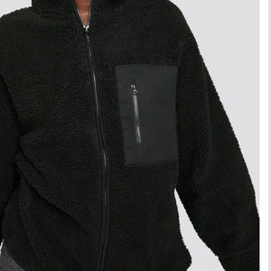 Teddyacka - Säljer min superfina teddyjacka då jag råkat köpa fel storlek. ALDRIG använd. 399kr + 🚚 frakt 