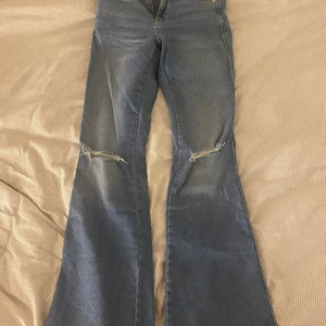 Bootcut jeans med hål  - Fint skick, 200+frakt