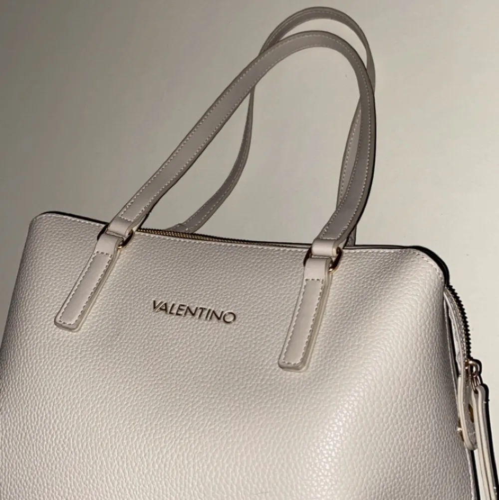 Intresse koll på min Valentino väska. Väskan är äkta och är i bra skick. Skriv gärna för fler bilder om du är intresserad. Buda i kommentarerna!!💕. Väskor.