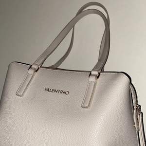 Intresse koll på min Valentino väska. Väskan är äkta och är i bra skick. Skriv gärna för fler bilder om du är intresserad. Buda i kommentarerna!!💕