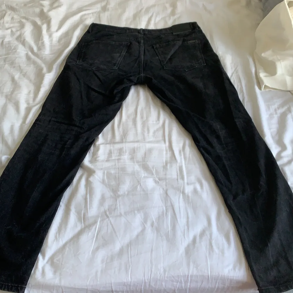 Säljer mina svarta jeans (slim) från pull&bear i storlek EU 42 . Jeans & Byxor.