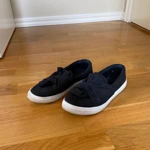 Skor - Svarta låga sneakers. Använda ett fåtal gånger. Köparen står för frakten och kan välja frakt själv.