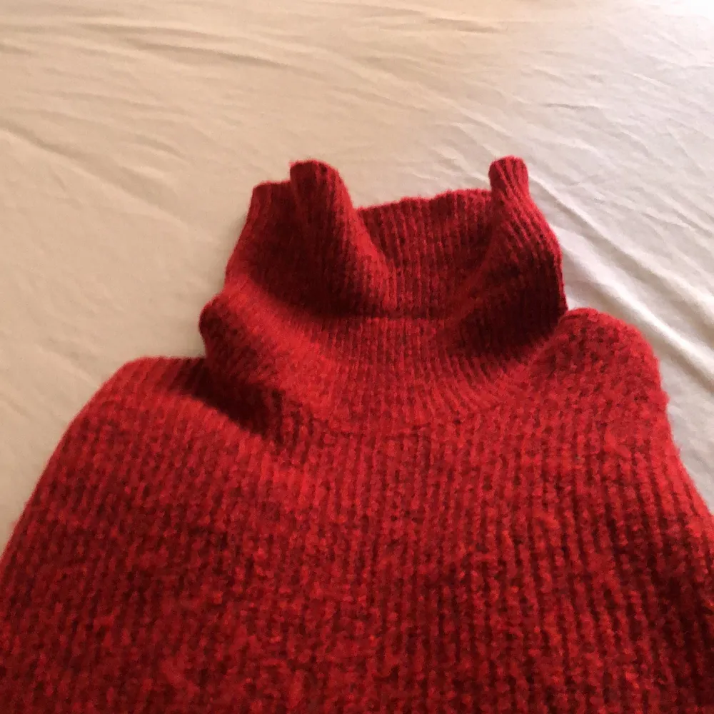 En super söt röd stickad tröja, använd två gånger men inte kommer till användning❤️super söt att ha under julen🥰 är du intresserad är det bara att kontakta mig❤️. Stickat.