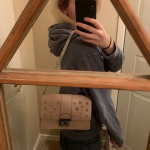 Väska från new look - Säljer denna väska från new look! Sååå snygg och liknar valentino!🙏🥰🤌