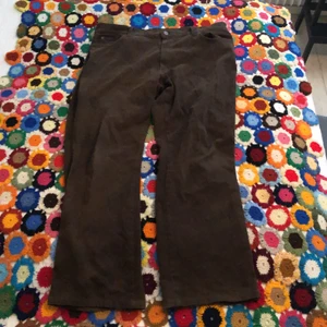 Bruna baggy byxor! - Feta bruna baggy byxor i perfekt använt skick! Sitter baggy på mig är 180! Sköna som fan att skejta med(: Möts i Malmö och tar Swish! Står ej för frakt eller postens slarv (: