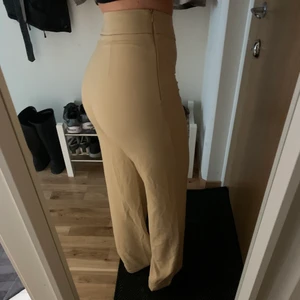 Gina Tricot Beiga Byxor  - Dessa beiga byxor från Gina Tricot i fint skick! Har knappt använt. Måste säga att dom är otroligt sköna och bekväma. 